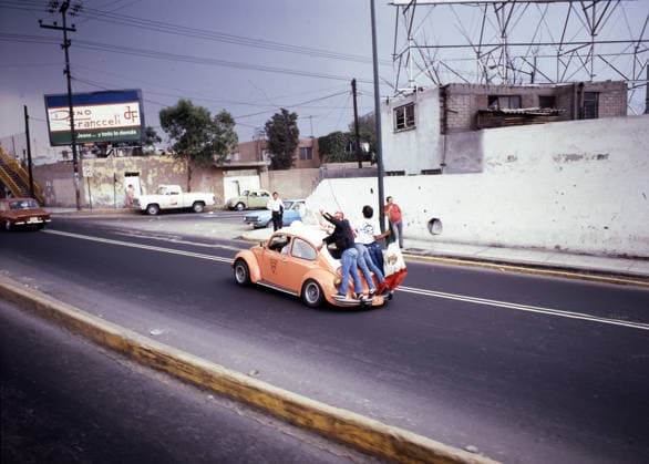 03 06 86 Belgium Mexico Mexico, Mexico City, 03 06 1986, Soccer, FIFA World Cup 1986 in Mexico, Belgium Mexico 1 2 VW Beetle with supporters Car Road Traffic