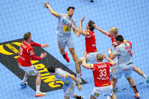 24 01 2026, Handball, Men s EHF EURO 2026, Denmark Spain, Jyske Bank Boxing in Herning, Denmark, Main Round Daniel Dujshebaev Dovichebaeva Espania 24 in a duel against Lasse Bredekjaer Andersson Denmark 28 Niclas Vest Kirkelokke Denmark 03 Emil Siersbaek Bergholt Denmark 33 Denmark