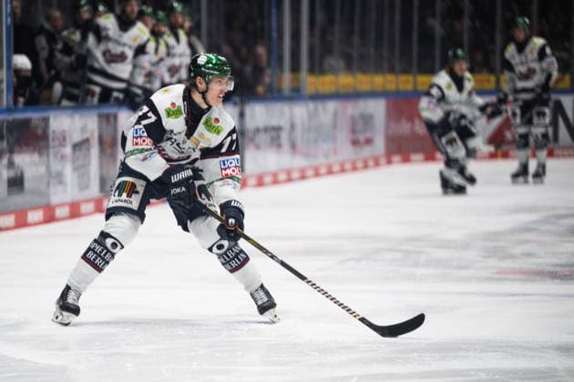 Eric Hoerdler Eisbaeren Berlin, 77 GER, Loewen Frankfurt vs Eisbaeren Berlin, Ice Hockey, Penny DEL, 43 Matchday, Season 2025 2026, 25 01 2026 Eibner Pressefoto Attila Ziga GER, Loewen Frankfurt vs Eisbaeren Berlin, Ice Hockey, Penny DEL, 43 Matchday, Season 2025 2026, 25 01 2026 Frankfurt Copyright: xEibner-Pressefotox EP_AZA