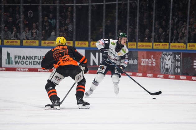 Matthew Wedman Loewen Frankfurt, 67 , Jonas Mueller Eisbaeren Berlin, 18 GER, Loewen Frankfurt vs Eisbaeren Berlin, Ice Hockey, Penny DEL, 43 Matchday, Season 2025 2026, 25 01 2026 Eibner Pressefoto Attila Ziga GER, Loewen Frankfurt vs Eisbaeren Berlin, Ice Hockey, Penny DEL, 43 Matchday, Season 2025 2026, 25 01 2026 Frankfurt Copyright: xEibner-Pressefotox EP_AZA