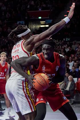 German Basketball Bundesliga BBL , FC Bayern Munich Basketball vs Fitness First Würzburg Baskets, Munich FC Bayern Basketball, Würzburg Baskets Fitness First, Würzburg Baskets, 2026 01 25 in Munich SAP Garden GABRIEL Wenyen FC Bayern Basketball C Nr32 FCBB32 , THOMPSON Charles Fitness First Würzburg Baskets Center C Nr 32 WUE32 sportworld Munich SAP Garden Bayern Germany