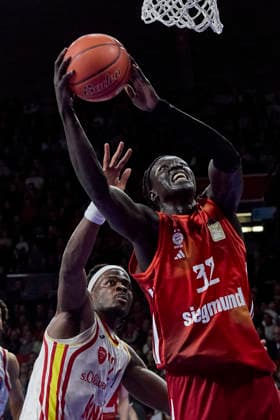 German Basketball Bundesliga BBL , FC Bayern Munich Basketball vs Fitness First Würzburg Baskets, Munich FC Bayern Basketball, Würzburg Baskets Fitness First, Würzburg Baskets, 2026 01 25 in Munich SAP Garden GABRIEL Wenyen FC Bayern Basketball C Nr32 FCBB32 , THOMPSON Charles Fitness First Würzburg Baskets Center C Nr 32 WUE32 sportworld Munich SAP Garden Bayern Germany