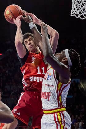 German Basketball Bundesliga BBL , FC Bayern Munich Basketball vs Fitness First Würzburg Baskets, Munich FC Bayern Basketball, Würzburg Baskets Fitness First, Würzburg Baskets, 2026 01 25 in Munich SAP Garden LUCIC Vladimir FC Bayern Basketball SF Nr11 FCBB11 , THOMPSON Charles Fitness First Würzburg Baskets Center C Nr 32 WUE32 sportworld Munich SAP Garden Bayern Germany