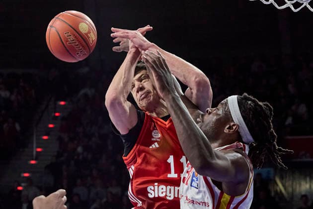 German Basketball Bundesliga BBL , FC Bayern Munich Basketball vs Fitness First Würzburg Baskets, Munich FC Bayern Basketball, Würzburg Baskets Fitness First, Würzburg Baskets, 2026 01 25 in Munich SAP Garden LUCIC Vladimir FC Bayern Basketball SF Nr11 FCBB11 , THOMPSON Charles Fitness First Würzburg Baskets Center C Nr 32 WUE32 sportworld Munich SAP Garden Bayern Germany