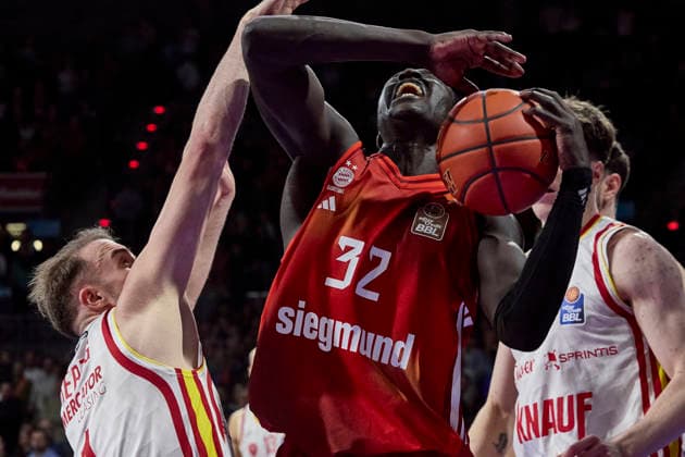 German Basketball Bundesliga BBL , FC Bayern Munich Basketball vs Fitness First Würzburg Baskets, Munich FC Bayern Basketball, Würzburg Baskets Fitness First, Würzburg Baskets, 2026 01 25 in Munich SAP Garden GABRIEL Wenyen FC Bayern Basketball C Nr32 FCBB32 , HERZOG Lukas Fitness First Würzburg Baskets Shooting Guard SG Nr 1 WUE1 sportworld Munich SAP Garden Bayern Germany