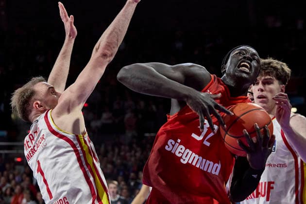 German Basketball Bundesliga BBL , FC Bayern Munich Basketball vs Fitness First Würzburg Baskets, Munich FC Bayern Basketball, Würzburg Baskets Fitness First, Würzburg Baskets, 2026 01 25 in Munich SAP Garden GABRIEL Wenyen FC Bayern Basketball C Nr32 FCBB32 , HERZOG Lukas Fitness First Würzburg Baskets Shooting Guard SG Nr 1 WUE1 sportworld Munich SAP Garden Bayern Germany