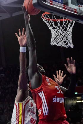 German Basketball Bundesliga BBL , FC Bayern Munich Basketball vs Fitness First Würzburg Baskets, Munich FC Bayern Basketball, Würzburg Baskets Fitness First, Würzburg Baskets, 2026 01 25 in Munich SAP Garden GABRIEL Wenyen FC Bayern Basketball C Nr32 FCBB32 , THOMPSON Charles Fitness First Würzburg Baskets Center C Nr 32 WUE32 sportworld Munich SAP Garden Bayern Germany