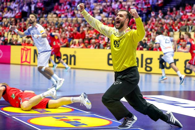 26 01 2026, Handball, Men s EHF EURO 2026, Norway Portugal, Jyske Bank Boxen in Herning, Denmark, Main Round Diogo Pires Andrade Heliodoro Valerio Portugal 99 cheering after the parade Denmark