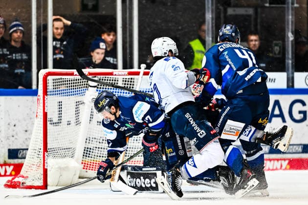 Maximilian Eisenmenger Iserlohn Roosters, 41 Christian Thomas Iserlohn Roosters, 27 Kris Bennett Adler Mannheim, 21 Hendrik Hane Iserlohn Roosters, 32 , GER, Iserlohn Roosters vs Adler Mannheim, Ice Hockey, Penny DEL, 44 Matchday, Season 2025 2026, 27 01 2026, GER, Iserlohn Roosters vs Adler Mannheim, Ice Hockey, Penny DEL, 44 Matchday, Season 2025 2026, 27 01 2026 Iserlohn Copyright: xJonasxBrockmann Eibner-Pressefotx EP_JBN