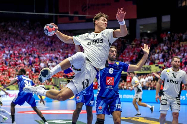 28 01 2026, Handball, Men s EHF EURO 2026, Germany France, Jyske Bank Boxen in Herning, Denmark, Main Round Julian Köster Germany 18 throws the ball on goal Denmark