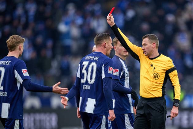 Paul Seguin Hertha BSC, 30 , red card, Dawid Kownacki Hertha BSC, 09 , scuffle, GER, Hertha BSC vs ,SV Darmstadt 98, 2 Bundesliga, Season 2025 2026, 20 Matchday, 01 02 2026 DFL REGULATIONS PROHIBIT ANY USE OF PHOTOGRAPHS AS IMAGE SEQUENCES AND OR QUASI VIDEO GER, Hertha BSC vs ,SV Darmstadt 98, 2 Bundesliga, Season 2025 2026, 20 Matchday, 01 02 2026 Berlin Copyright: xClaudiusxRauch,xEibner-Pressefotox xClaudiusxRauchx EP_CRH
