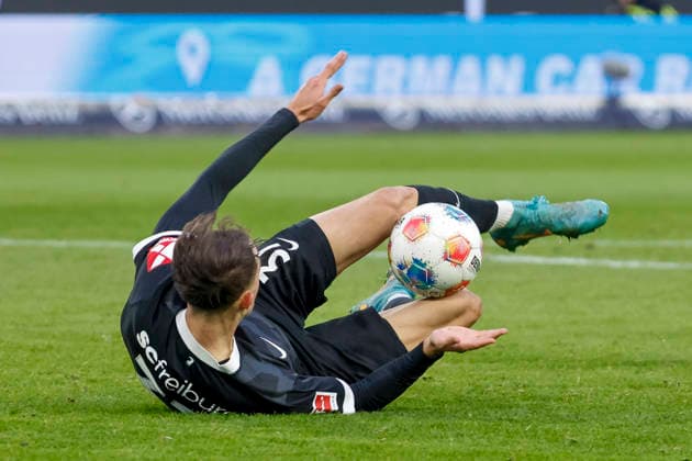 Max Rosenfelder SC Freiburg, 37 on the ball , Germany, Soccer, 1 Bundesliga, Matchday 20, 2025 2026, VfB Stuttgart vs SC Freiburg, 01 02 2026, Stuttgart MHP Arena Germany Copyright: xGrantxHubbsx