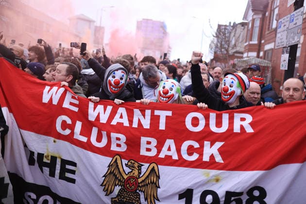 Fußball Premier League Manchester United gegen Fulham 1. Februar 2026 Premier League Manchester United gegen Fulham Fans von Manchester United protestieren vor dem Spiel gegen die Eigentümer des Vereins Foto Simon Stacpoole Offside Manchester UK  Copyright: xSimonxStacpoolexOffside