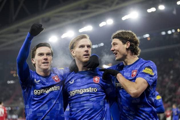 ALKMAAR - Daan Rots of FC Twente, Mats Rots of FC Twente, and Sam Lammers of FC Twente celebrate a goal that was disallowed by VAR moments later during the KNVB Cup quarterfinal match between AZ Alkmaar and FC Twente at the AFAS Stadium on February 3, 2026, in Alkmaar, Netherlands. TOBIAS KLEUVER ANP Dutch KNVB Beker quarterfinals 2025-2026 xVIxANPxSportx xxANPxIVx 549562190 originalFilename: 549562190.jpg