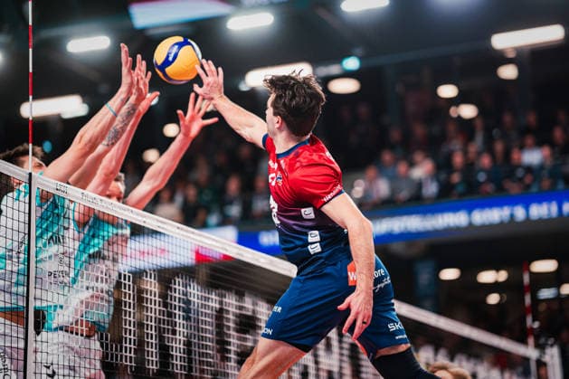 VBL SVG Lüneburg vs SWD powervolleys Düren, 04 02 205 Ethan Champlin SVG Lüneburg, 20 in a duel at the net Volleyball Bundesliga SVG Lüneburg vs SWD powervolleys Düren on 04 02 2026 in the LKH Arena, Lüneburg Copyright: xBEAUTIFULxSPORTS Tonhäuserx