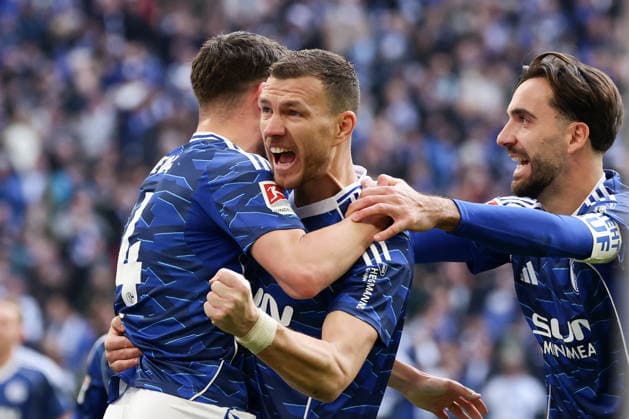 Gelsenkirchen, Germany, 07 02 26, Edin Dzeko FC Schalke 04 celebrates after his goal for 1 0 during the Bundesliga 2 match between FC Schalke 04 Dynamo Dresden at the Veltins Arena in Gelsenkirchen Photo by Joachim Bywaletz DFB DFL REGULATIONS PROHIBIT ANY USE OF PHOTOGRAPHS AS IMAGE SEQUENCES AND OR QUASI VIDEO Copyright: JoachimxBywaletz xJB-Sportfoto