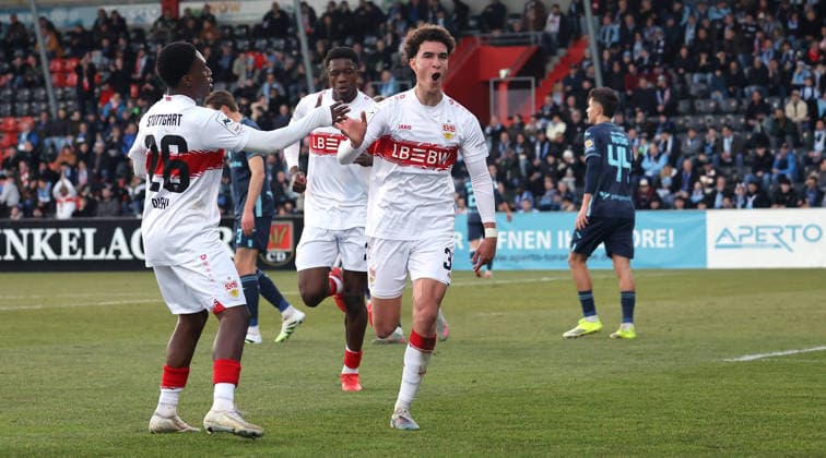 07 02 2026, Germany, Aspach Football VfB Stuttgart II 1860 Munich, in front from left Justin Diehl and goal scorer Noah Darvich VfB Ii celebrate the goal for 1 0