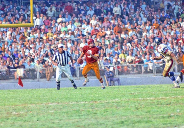 October 19, 1969, Washington, District Of Columbia, USA: Washington Redskins quarterback Sonny Jurgensen 9 scrambles as he looks for a receiver during the game against the .New York Giants at RFK Stadium in Washington, DC on October 19, 1969. The Redskins won the game 20 -14 Washington USA - ZUMAs152 19691019_faa_s152_003 Copyright: xArniexSachsx Washington USA - ZUMA0846 19691019_faa_s152_003 Copyright: xIMAGO ArniexSachsx
