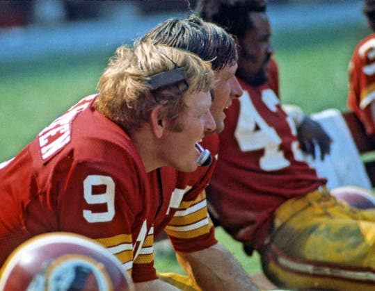 September 16, 1973, Washington, District Of Columbia, USA: Washington Redskins quarterback Sonny Jurgensen 9, left, speaks to coaches in the press box as he sits on the bench with teammates Billy Kilmer 17, center, and Larry Brown 43, right, during a game against the San Diego Chargers at RFK Stadium in Washington, D.C. on August 25, 1973. The Redskins won the game 38 - 0 Washington USA - ZUMAs152 19730916_faa_s152_001 Copyright: xArniexSachsx Washington USA - ZUMA0846 19730916_faa_s152_001 Copyright: xIMAGO ArniexSachsx