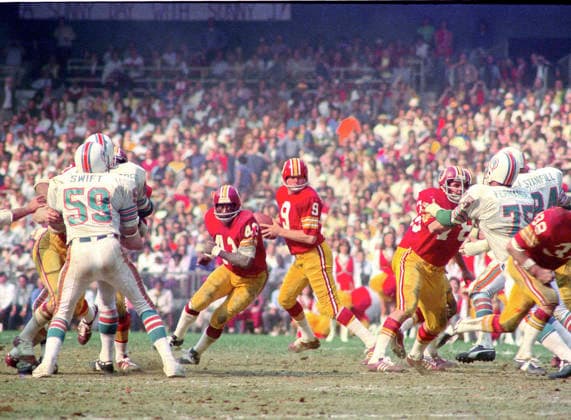 October 13, 1974, Washington, District Of Columbia, USA: Washington Redskins quarterback Sonny Jurgensen 9 looks for a receiver during the game against the Miami Dolphins at RFK Stadium in Washington, DC on October 13, 1974. Also pictured are Dolphins left linebacker Doug Swift 59, Redskins running back Larry Brown 43, Redskins right guard Walt Sweeney 78, Dolphins left defensive tackle Manny Fernandez 75, and Dolphins right defensive end Bill Stanfill 84. The Redskins won the game 20 - 17 Washington USA - ZUMAs152 19741013_faa_s152_005 Copyright: xArniexSachsx Washington USA - ZUMA0846 19741013_faa_s152_005 Copyright: xIMAGO ArniexSachsx