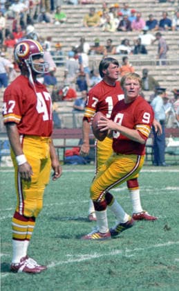 October 13, 1974, Washington, District Of Columbia, USA: Washington Redskins quarterback Sonny Jurgensen 9 warms-up prior to the game against the Miami Dolphins at RFK Stadium in Washington, DC on October 13, 1974. Behind Jurgensen is Redskins quarterback Billy Kilmer 17. Redskins running back Duane Thomas 47 looks on from left.The Redskins won the game 20 - 17 Washington USA - ZUMAs152 19741013_faa_s152_006 Copyright: xArniexSachsx Washington USA - ZUMA0846 19741013_faa_s152_006 Copyright: xIMAGO ArniexSachsx