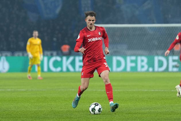 Max Rosenfelder SC Freiburg, 37 on the ball , Soccer, Quarterfinal, DFB Pokal, 2025 26, Hertha BSC vs SC Freiburg, 10 02 2026, Olympiastadion Berlin, Berlin, Germany DFB REGULATIONS PROHIBIT ANY USE OF PHOTOGRAPHS AS IMAGE SEQUENCES AND OR QUASI VIDEO Berlin Olympiastadion Berlin Berlin Germany Copyright: xArnexAmbergx