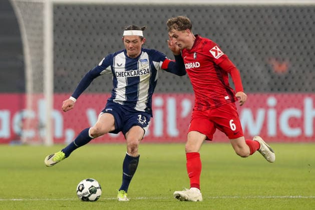 10 02 206, xtgx, Fußball DFB Pokal 1 4 Finale Hertha BSC Berlin SC Freiburg emspor, v l Fabian Reese Hertha, 11 , Patrick Osterhage Freiburg, 6 Zweikampf, Duell, Kampf, tackle DFL DFB REGULATIONS PROHIBIT ANY USE OF PHOTOGRAPHS as IMAGE SEQUENCES and or QUASI VIDEO Berlin