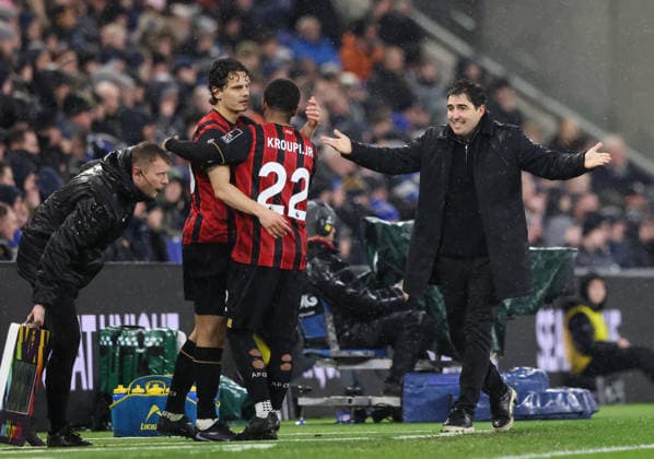 Bournemouth head coach Andoni Iraola complains to fourth official Samuel Barrott Everton v AFC Bournemouth, Premier League, Football, Hill Dickinson Stadium, Liverpool, UK - 10 Feb 2026Liverpool Hill Dickinson Stadium United Kingdom EDITORIAL USE ONLY No use with unauthorised audio, video, data, fixture lists, club league logos or live services. Online in-match use limited to 120 images, no video emulation. No use in betting, games or single club league player publications. Copyright: xAlexxDodd Shutterstockx 16537164bl