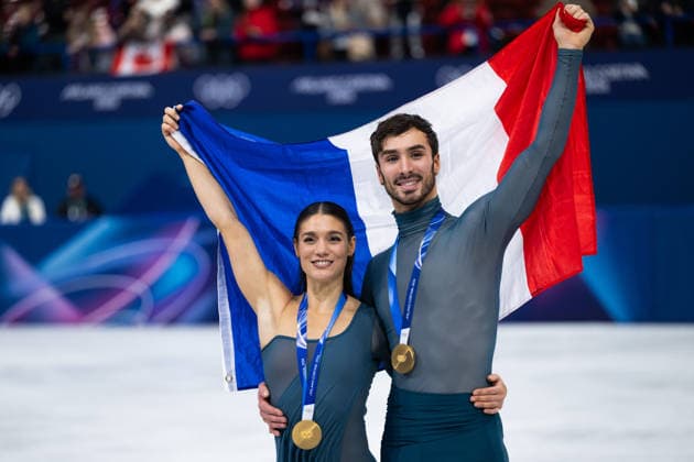 260211 Laurence Fournier Beaudry and Guillaume Cizeron of France celebrate with their gold medals after competing in the figure skating ice dance free dance program during day 5 of the 2026 Winter Olympics on February 11, 2026 in Milan Photo Emma Wallskog BILDBYRAN kod EW EW0627 konstakning figure skating kunstlop olympic games olympics winter olympics os ol olympiska spel vinter os olympiske leker milano cortina 2026 milan cortina 2026 milano cortina 2026 olympic games milano cortina 2026 winter olympic games milano cortina os milano cortina ol vinter ol 5 bbeng isdans ice dance  Copyright: EMMAxWALLSKOG BB260211EW084