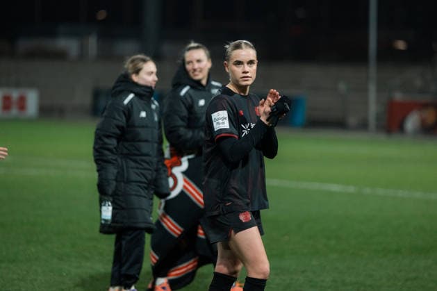 13.02.26, Women, Football, Google Pixel Frauen Bundesliga, Season 2025 2026, Bayer 04 Leverkusen - 1.FC Köln, Matchday 18 Cornelia Kramer ( 7 - Bayer 04 Leverkusen) applause for the fans Leverkusen Ulrich-Haberland-Stadion NRW Deutschland