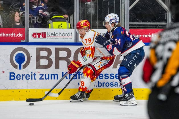 Battle for the puck duel between Philipp Krening ESV Kaufbeuren, 79 and Alec Ahlroth Ravensburg Towerstars, 24 , GER, Ravensburg Towerstars vs ESV Kaufbeuren, Ice field hockey, DEL2, 2025 2026 season, 45 Matchday, Main round, 13 02 26 GER, Ravensburg Towerstars vs ESV Kaufbeuren, Ice field hockey, DEL2, 2025 2026 season, 45 Matchday, Main round, 13 02 26 Ravenburg Copyright: xEibner-Pressefoto MaximilianxRisx EP_MRT