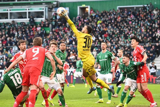 Goalkeeper Mio BACKHAUS HB Parade, Action, in front of Harry KANE M Goal chance, Football 1 Bundesliga Season 2025 2026, 22 Matchday, Matchday22, matchday22, SV Werder Bremen HB FC Bayern Muenchen M 0 3 on 14 02 2026 at Weserstadion Bremen Germany DFL regulations prohibit any use of photographs as image sequences and or quasi video Â