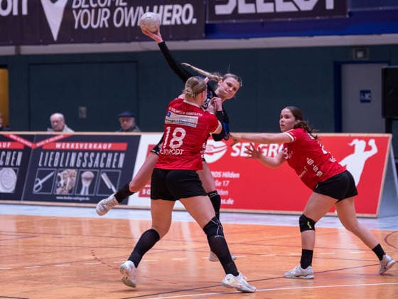 duel between Sophie Pickrodt HSV Solingen Graefrath, 18 , Maxie Leonie Fuhrmann ESV 1927 Regensburg e V , 18 and Hannah Gutzeit HSV Solingen Graefrath, 43 HSV Solingen Graefrath vs ESV 1927 Regensburg, Handball, ALSCO Handball Bundesliga Women, Matchday 18, Season 2025 2026, 14 02 2026 HSV Solingen Graefrath 76 vs ESV 1927 Regensburg, Handball, ALSCO Handball Bundesliga Women, Matchday 18, Season 2025 2026, 14 02 2026 Solingen Copyright: xEibner-Pressefoto ThomasxHaeslerx EP_THR