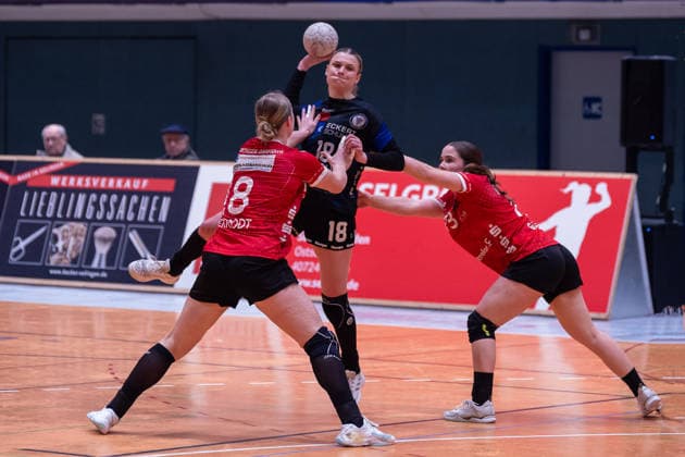 duel between Sophie Pickrodt HSV Solingen Graefrath, 18 , Maxie Leonie Fuhrmann ESV 1927 Regensburg e V , 18 and Hannah Gutzeit HSV Solingen Graefrath, 43 HSV Solingen Graefrath vs ESV 1927 Regensburg, Handball, ALSCO Handball Bundesliga Women, Matchday 18, Season 2025 2026, 14 02 2026 HSV Solingen Graefrath 76 vs ESV 1927 Regensburg, Handball, ALSCO Handball Bundesliga Women, Matchday 18, Season 2025 2026, 14 02 2026 Solingen Copyright: xEibner-Pressefoto ThomasxHaeslerx EP_THR