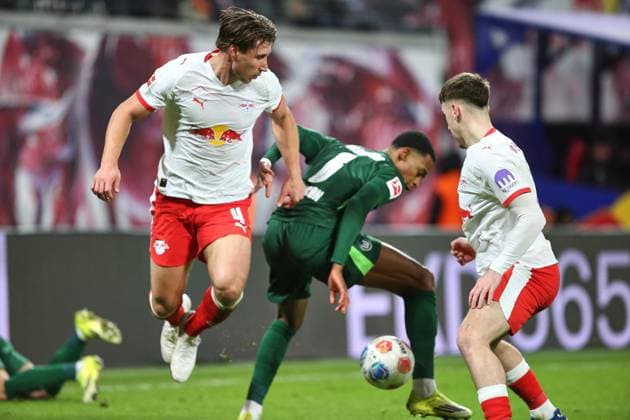Leipzig, Saxony, Germany, 15 02 2026 Red Bull Arena 22 Matchday, Season 2025 26, 1 Soccer Bundesliga RB Leipzig VfL Wolfsburg L R Willi Orbán 4, RBL , Jeanuel Belocian 6, VfL Wolfsburg , rbl10 Copyright: xdtsxNachrichtenagenturx dts_106325