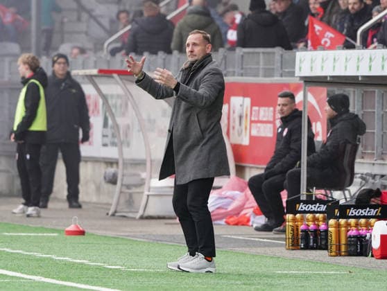 16 02 2026 Lucerne Switzerland Soccer Men Season 2025 2026 FC Thun FC Sion 1 0 Picture Coach Mauro Lustrinelli FC Thun Aktin