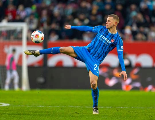 15 02 2026, Soccer 1 Bundesliga 2025 2026, Matchday 22, FC Augsburg 1 FC Heidenheim, in the WWK Arena Augsburg Adrian Beck 1 FC Heidenheim 1846 on the ball