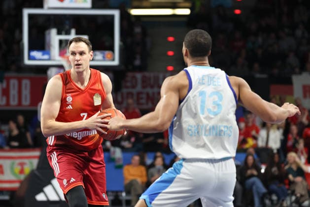 Johannes Voigtmann FC Bayern Basketball, 07 with Jaedon LeDee Skyliners Frankfurt, 13 , GER, FC Bayern Basketball vs Skyliners Frankfurt, Basketball, easycredit Basketball Bundesliga, 21 Matchday, Season 2025 2026, 17 02 2026, GER, FC Bayern Basketball vs Skyliners Frankfurt, Basketball, easycredit Basketball Bundesliga, 21 Matchday, Season 2025 2026, 17 02 2026 Munich Copyright: xEibner-Pressefoto JennixMaulx EP_JML