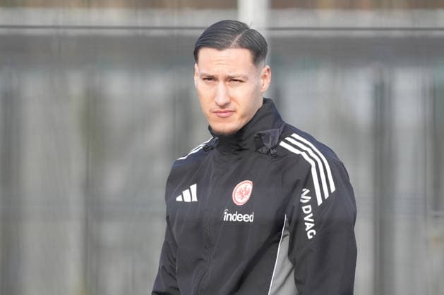 Younes Ebnoutalib (Eintracht Frankfurt) beim Aufbautraining - Frankfurt 18.02.2026: Eintracht Frankfurt Training, Deutsche Bank Park,