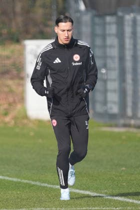 Younes Ebnoutalib (Eintracht Frankfurt) beim Aufbautraining - Frankfurt 18.02.2026: Eintracht Frankfurt Training, Deutsche Bank Park,