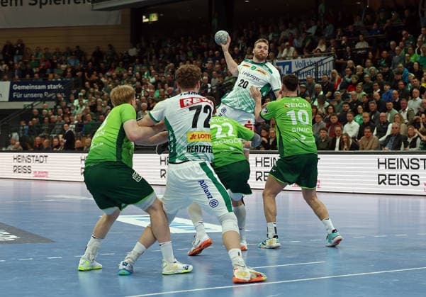 20 02 2026, xovx, Handball Daikin Handball Bundesliga, HSG Wetzlar SC DHfK Leipzig v l Georg Löwen HSG Wetzlar , Tim Hertzfeld SC DHfK Leipzig , Jona Schoch HSG Wetzlar , William Bogojevic SC DHfK Leipzig , Josip Simic HSG Wetzlar Wetzlar Buderus Arena Hessen Germany EN