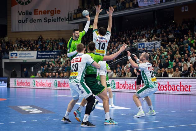20 02 2026, xovx, Handball Daikin Handball Bundesliga, HSG Wetzlar SC DHfK Leipzig v l Stefan Cavor HSG Wetzlar , William Bogojevic SC DHfK Leipzig , Josip Simic HSG Wetzlar , Marko Mamic SC DHfK Leipzig , Moritz Preuss SC DHfK Leipzig Wetzlar Buderus Arena Hessen Germany EN