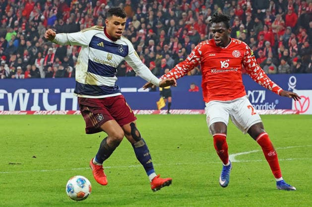 Mainz, Germany 20 February 2026 1 BL 2025 2026 FSV Mainz 05 vs Hamburger SV Pictured from left in duel Ransford Königsdörffer HSV vs Danny da Costa Mainz DFL regulations prohibit any use of photographs as image sequences and or quasi video Mewa Arena Rheinland Pfalz Copyright: xFotostandx xRacochax