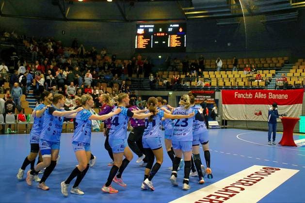 Cheers at the end of the game for the Flames Handball Women 1 Bundesliga 2025 26 BSV Sachsen Zwickau HSG Bensheim Auerbach Flames 22 37 on 14 2 2026 in the Sparkassen Arena Zwickau BSV Sachsen Zwickau HSG Bensheim Auerbach
