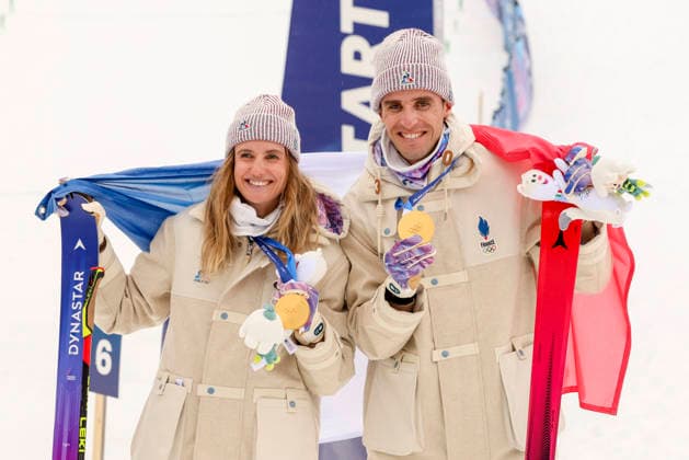 OLYMPICS - Winter Olympic Games, Olympische Spiele, Olympia, OS Milano Cortina 2026 BORMIO,ITALY,21.FEB.26 - OLYMPICS, SKI MOUNTAINEERING - Winter Olympic Games Milano Cortina 2026, Skicross, mixed relay, final, medal ceremony. Image shows the rejoicing of Emily Harrop and Thibault Anselmet (FRA). GEPAxpictures xHaraldxSteiner