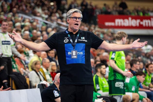20 02 2026, xovx, Handball Daikin Handball Bundesliga, HSG Wetzlar SC DHfK Leipzig Coach Runar Sigtryggsson HSG Wetzlar gesticulating, gesticulating with his arms Wetzlar Buderus Arena Hessen Germany EN