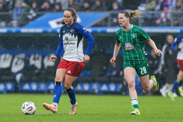 from left Camilla Linberg Hamburger SV, HSV, 47 and Juliane Wirtz SV Werder Bremen, 28 in duel, duel, dynamics, action, action, game scene, THE DFB REGULATIONS PROHIBIT ANY USE OF PHOTOGRAPHS AS IMAGE SEQUENCES AND OR QUASI VIDEO , 21 02 2026, Hamburg Germany , Football, Google Pixel Womens Bundesliga, Hamburger SV SV Werder Bremen xobx