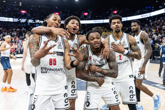 GER, BMW Top Four, Basketball BBL Pokal, semi-final, FC Bayern München Basketball BMA365 Bamberg Baskets 21 02 2026, SAP Garden, Munich, GER, BMW Top Four, Basketball BBL Pokal, semi-final, FC Bayern München Basketball BMA365 Bamberg Baskets Austin Crowley BMA365 Bamberg Baskets, 85 , Demarcus Demonia BMA365 Bamberg Baskets, 8 , Cobe Williams BMA365 Bamberg Baskets, 24 , Ibi Watson BMA365 Bamberg Baskets, 2 cheer Photo Alexander Trienitz Munich SAP Garden Bayern Germany