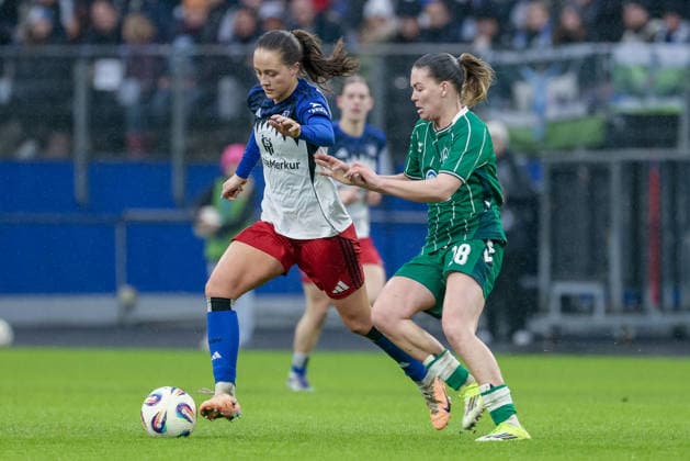 from left Camilla Linberg Hamburger SV, HSV, 47 and Juliane Wirtz SV Werder Bremen, 28 in duel, duel, dynamics, action, action, game scene, THE DFB REGULATIONS PROHIBIT ANY USE OF PHOTOGRAPHS AS IMAGE SEQUENCES AND OR QUASI VIDEO , 21 02 2026, Hamburg Germany , Football, Google Pixel Womens Bundesliga, Hamburger SV SV Werder Bremen xobx