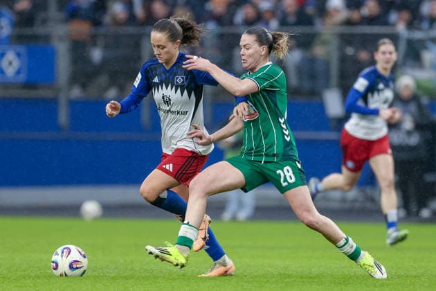 from left Camilla Linberg Hamburger SV, HSV, 47 and Juliane Wirtz SV Werder Bremen, 28 in duel, duel, dynamics, action, action, game scene, THE DFB REGULATIONS PROHIBIT ANY USE OF PHOTOGRAPHS AS IMAGE SEQUENCES AND OR QUASI VIDEO , 21 02 2026, Hamburg Germany , Football, Google Pixel Womens Bundesliga, Hamburger SV SV Werder Bremen xobx